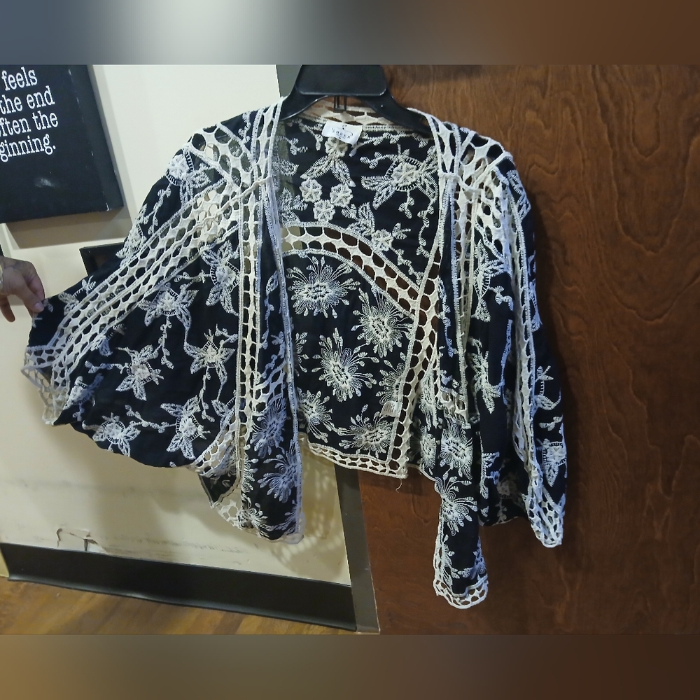 NWOT/ EMBER crochet & embroidered short kimono